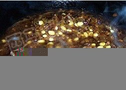 肉末榨菜黄豆面,再加入黄豆和适量的水，烧开