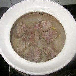 萝卜瑶柱猪骨汤,锅里放入3000ml的水和焯好水的猪骨头和洗净的瑶柱