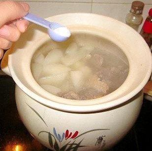 萝卜瑶柱猪骨汤,煲好后调入适量的盐即可