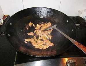 芒果茄汁意大利面,锅内加入适量的油，大火烧至八成热时，下入鸡腿肉爆炒至肉微微金黄，盛出备用。