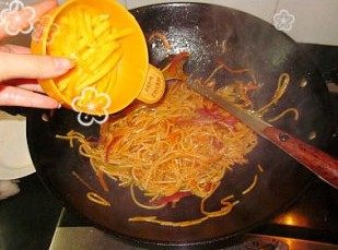 芒果茄汁意大利面,再加入肉丝和芒果丝，快速翻炒均匀即可出锅食用
