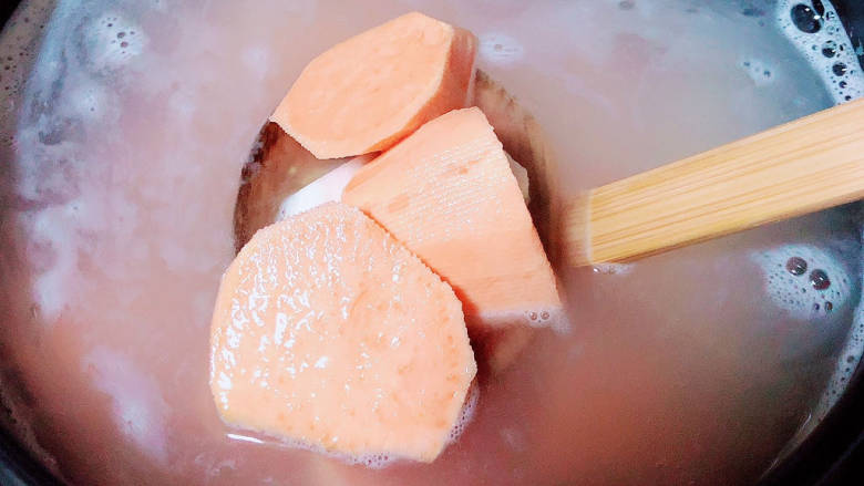 牛奶番薯粥,在下入蜜薯、山药一起熬煮。