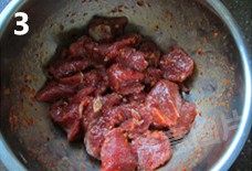 煎烤迷你羊肉串,下手抓，一边抓一边拌，让羊肉充分吸收调味料，腌制30分钟