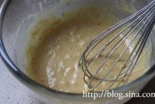 香橙棒棒糖蛋糕,用蛋抽搅拌均匀，拌成浓稠的糊状