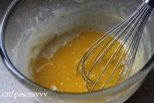 香橙棒棒糖蛋糕,黄油放入碗中，隔热水加热溶化后，趁热倒入混合物中