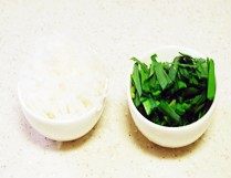 韩国泡菜,1/2根萝卜擦成丝，剩下的切大块，韭菜洗净切大段