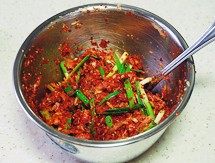 韩国泡菜,将【调味】里的材料放入盆里，加入步骤6的果泥、步骤7的萝卜丝和韭菜段，用手抓匀制成泡菜腌料
