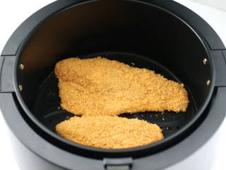 香酥风味鱼排（空气炸锅版）,空气炸锅提前预热，铺上腌制好的巴沙鱼。