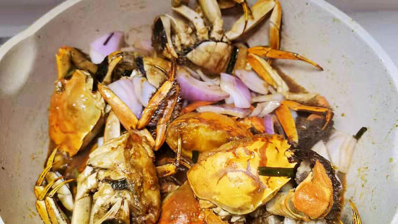 香辣蟹,搅拌均匀，加入少量水，稍焖一下，然后加入洋葱出锅！