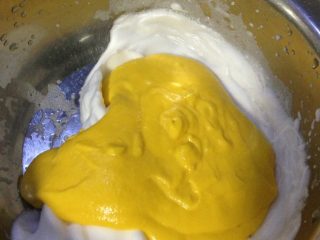宝宝零食／小蛋糕,如图：取三分之一蛋白加入蛋黄糊搅拌均匀，再把蛋黄糊加入蛋白搅拌均匀。