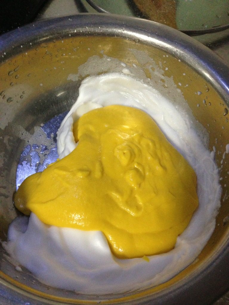 宝宝零食／小蛋糕,如图：取三分之一蛋白加入蛋黄糊搅拌均匀，再把蛋黄糊加入蛋白搅拌均匀。
