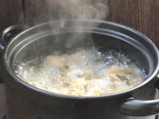 枸杞百合银耳汤,置旺火上煮沸，转小火盖上锅盖炖煮半小时