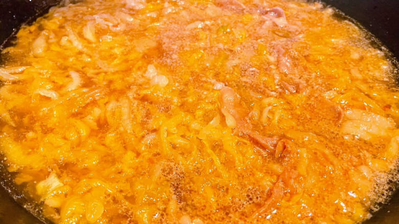 酸菜海鲜锅,放入酸菜大火快速翻炒均匀再添加适量清水烧开