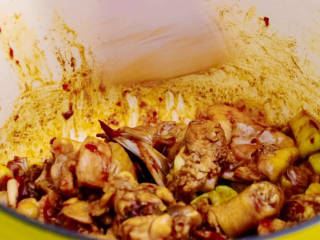 土豆香菇焖鸡,加一勺蚝油，少许老抽，一勺黄豆酱，一勺生抽翻炒上色