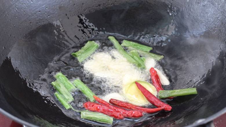 酱炒鸡块,锅中倒适量食用油烧热，下入葱姜蒜和红干椒小火炒出香味儿。