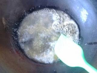 奶香海绵蛋糕,黄油放入锅里小火煮开