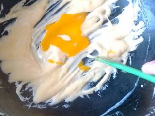 奶香海绵蛋糕,分四次加入三个蛋黄和一个全蛋