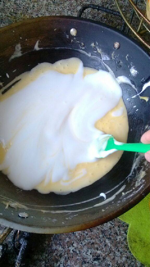 奶香海绵蛋糕,再倒入剩下的全部蛋白霜翻拌均匀