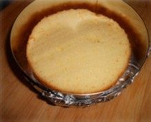 红柚冻芝士,准备一片戚风蛋糕片，直径比6寸慕斯模小。慕斯模包锡纸，放入蛋糕片备用