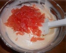 红柚冻芝士,加入红釉，搅拌均匀