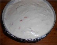红柚冻芝士,搅拌好的蛋糕液倒入慕斯模，抹平，放入冰箱冷藏4小时以上