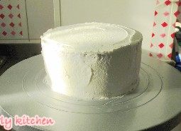 玫瑰奶油蛋糕,蛋糕体上用奶油将四周抹平