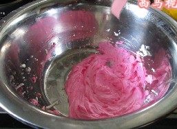 玫瑰奶油蛋糕,剩下的奶油加上一滴粉色色素搅打成粉色奶油