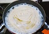 盘丝饼,平底锅烧热加少许油，刚好没过锅底的量，放入生胚