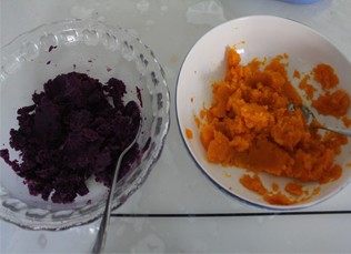 紫薯南瓜土司,蒸熟的南瓜，紫薯加适量细砂糖碾成泥