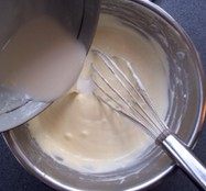 轻乳酪蛋糕 ,B料的牛奶和玉米粉混合均匀加入奶酪糊中搅拌