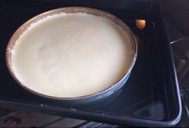 轻乳酪蛋糕 ,烤箱中层置深盘，加水至模具3/4处，180度烤30分钟上色，转150度烤40分钟