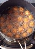 番薯麻圆 ,油热至七成，中火炸至金黄，捞出沥油后，等油温升高，复炸一次使外壳更焦脆