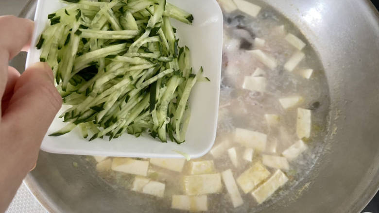 皮蛋豆腐汤,开盖，加入黄瓜丝炖煮半分钟