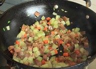 小炒核桃火腿 ,然后入莴苣炒，加入少许的开水润菜。