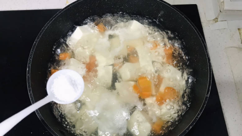豆腐蛋花汤,加盐调味儿；