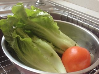 酸甜西红柿蒜茸生菜,如图洗净西红柿和生菜