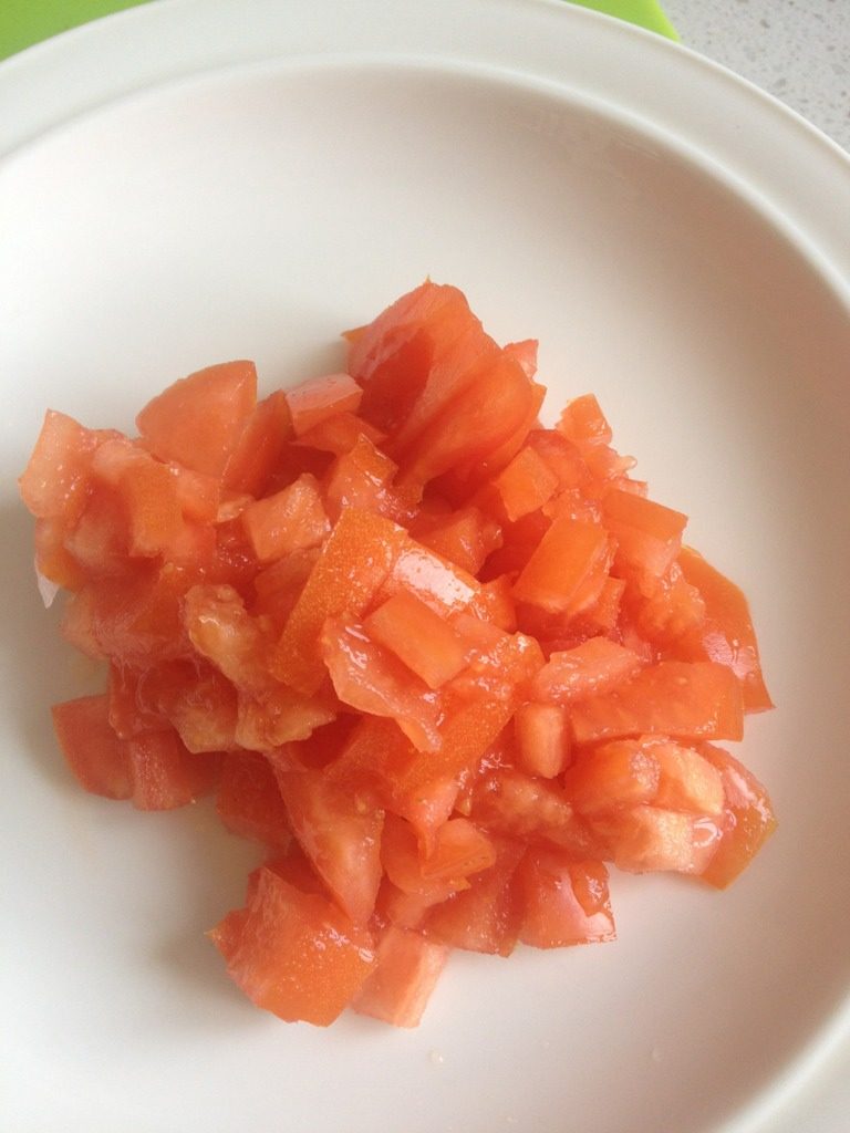 酸甜西红柿蒜茸生菜,如图西红柿切丁