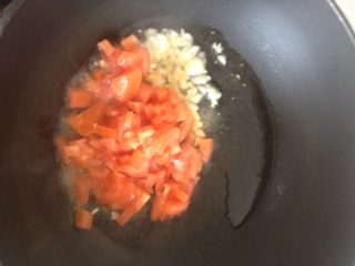酸甜西红柿蒜茸生菜,下入准备好的西红柿丁，翻炒至出汁
