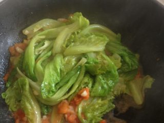 酸甜西红柿蒜茸生菜,如图至生菜变软后可出锅盛盘