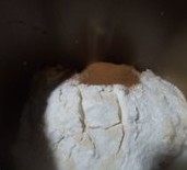 肉桂葡萄干核桃面包,把中种面团撕成小块，和主面团材料放进面包机里，用面包机的“和面”功能，揉成薄膜状