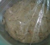 肉桂葡萄干核桃面包,取出面团揉进准备好的葡萄干和核桃，放进容器里进行基础发酵