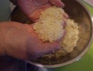 榛子奶油水果塔,用手揉搓使黄油与粉类混合，使得面粉与黄油完全混合呈沙粒状