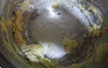 榛子奶油水果塔,下面做榛子奶油馅，黄油室温软化，加入糖粉，混合均匀