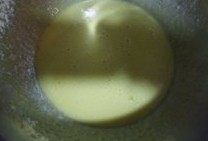 榛子奶油水果塔,下面做卡仕达酱。把蛋黄，香草精和砂糖混合，加入过筛的粉类，混合至面糊状
