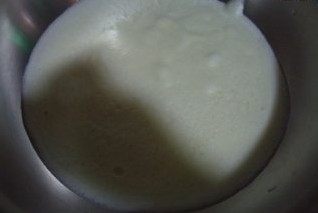 榛子奶油水果塔,把煮沸的牛奶倒入蛋黄糊中，边倒边不停地搅拌，过滤到锅里