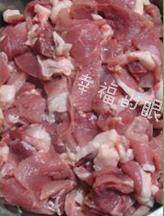 广式香肠,猪肉洗干净，去皮去筋，然后切成薄厚均匀的肉片。