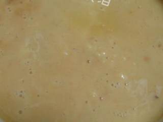 大烧饼夹肘子肉,油热后放入适量面粉翻炒至成浅棕黄色。即成油面酥，盛出备用。