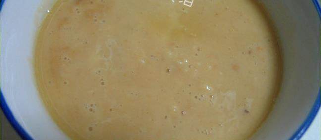 大烧饼夹肘子肉,油热后放入适量面粉翻炒至成浅棕黄色。即成油面酥，盛出备用。