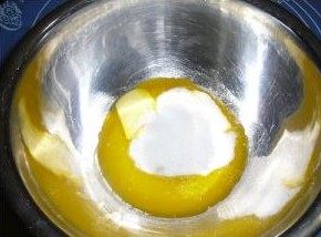 玻璃心饼干,黄油软化后加入细砂糖和糖，用打蛋器打至颜色发白。