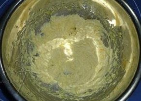 玻璃心饼干,分几次加入鸡蛋液继续搅打，使鸡蛋和黄油完全融合，至膨松的状态。